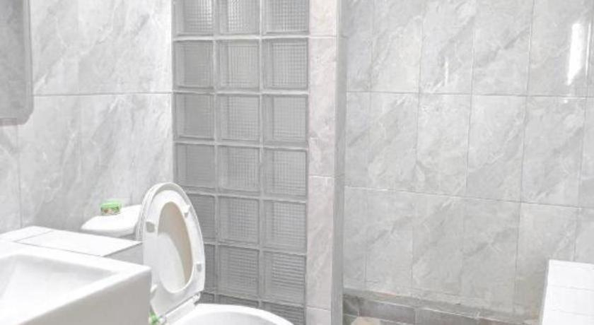 Bathroom, Romruedee Resort, Sattahip