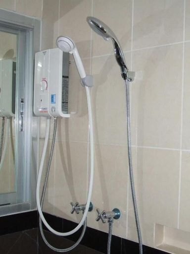 Bathroom 5, Butnamtong Hotel, Muang Lampang