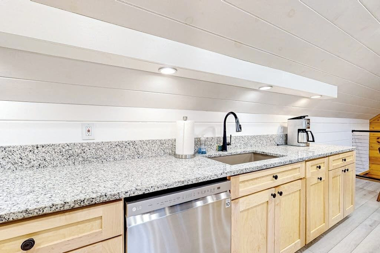 Others 5, Dog-friendly Apartment by Moosehead Lake With Sprawling Deck & Firepit, Somerset