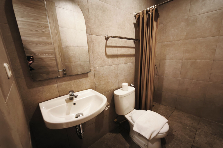 Bathroom 3, Nivasa Hotel, Badung