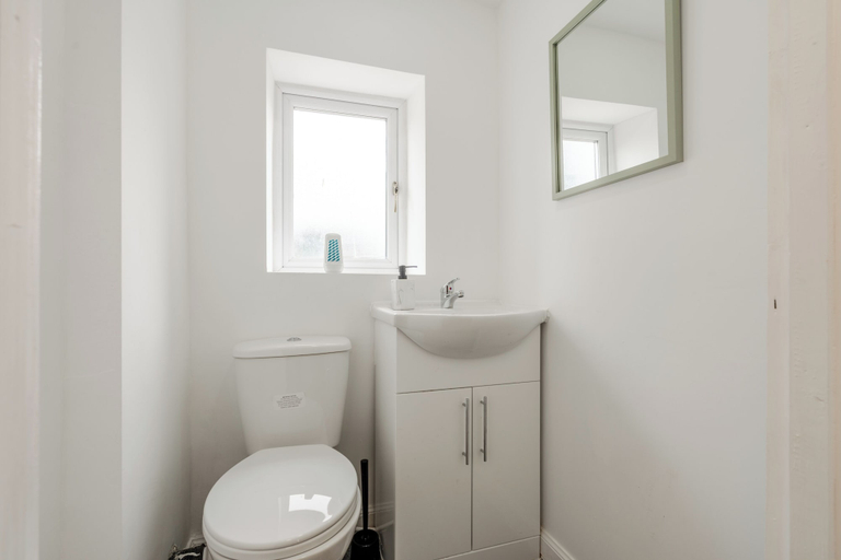 Others 3, 3 Bedroom House - Pool Table, Opp Train Station, Rochdale