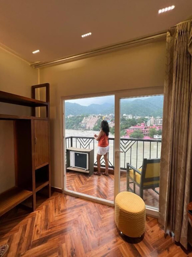 Others 5, joey's by the ganges, Garhwal