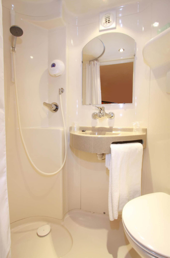 Bathroom 5, Premiere Classe Epernay, Marne