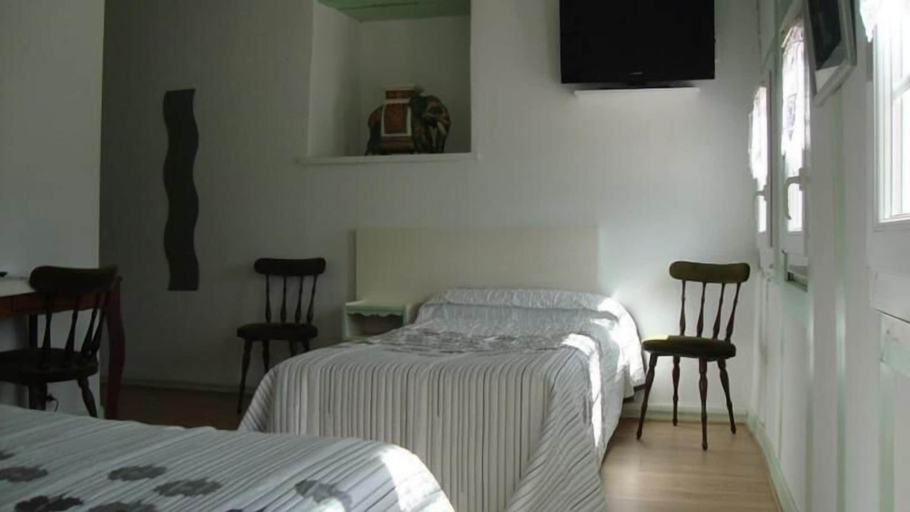 Bedroom 2, Pikassaria, Pyrénées-Atlantiques