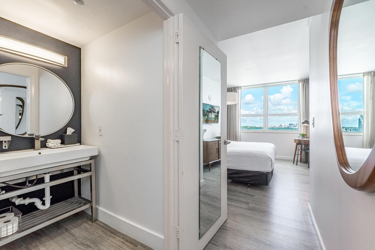 Others 2, Spacious Connecting Studios Sleeps 4 2 Parking Spots, Miami-Dade