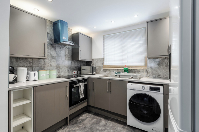 Others 5, 3 Bedroom House - Pool Table, Opp Train Station, Rochdale