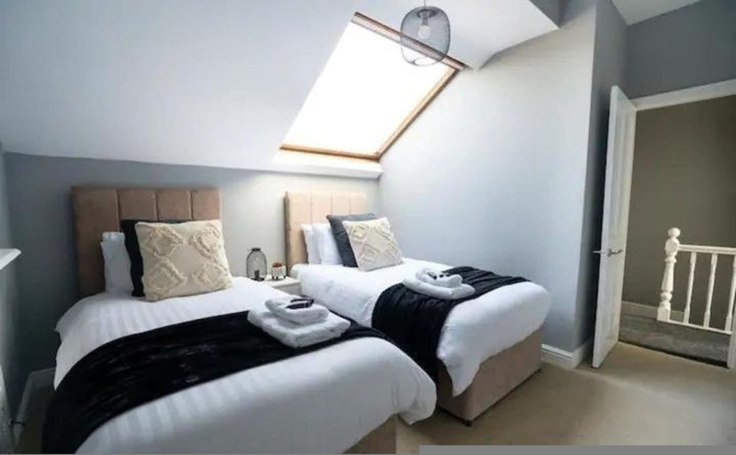 Others 3, Spacious 5BR Home for 12 Perfect for Groups, Leeds