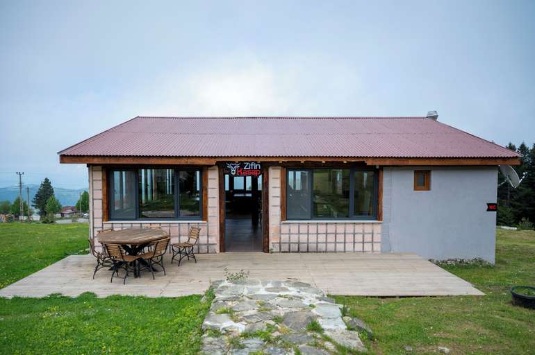 Exterior & Views