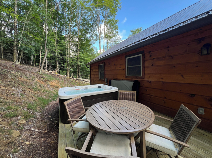 Others 4, Whiskey Rock Private Cabin on Beech Mountain, Hot Tub, Gas Fireplace, EV Charger, Watauga