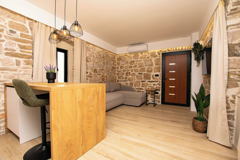 Others 2, Apartment Blue Wind, Tkon
