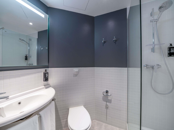 Bathroom 5, ibis budget Aeropuerto Barcelona Viladecans, Barcelona