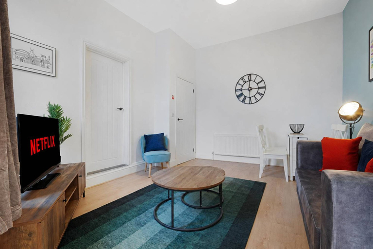 Others 3, Sunderland 3BR Retreat Sleeps 6 by Stay With Us, Sunderland