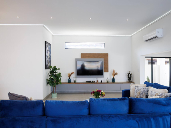Others 3, Luxurious 4-Bedroom House with Private Pool in Hartbeespoort, Bojanala