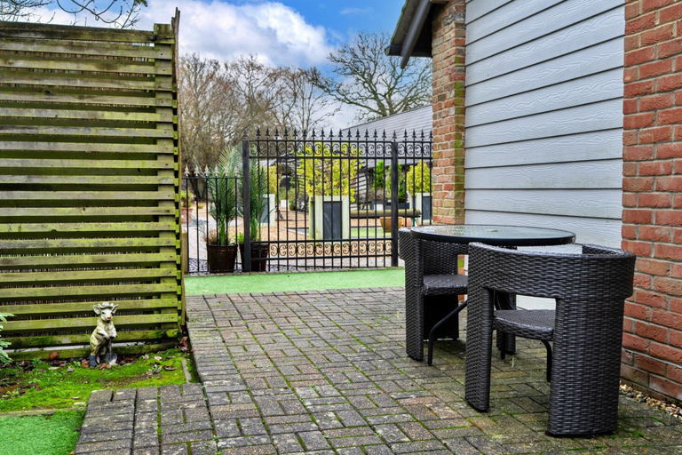 Others 2, Scenic Hot Tub Cottage for 2, Dorset