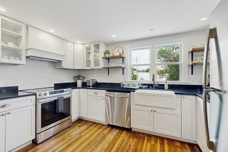 Others 3, Coastal Charmer With Screened-in Porch, Grill, & AC, Lincoln