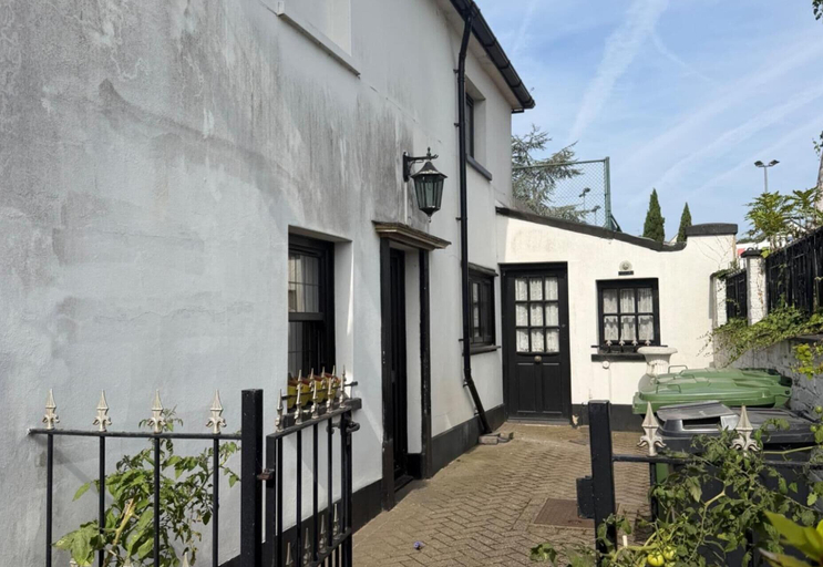 Others 4, Cottage Annexe - Sleeps 4 - Parking and Patio, London