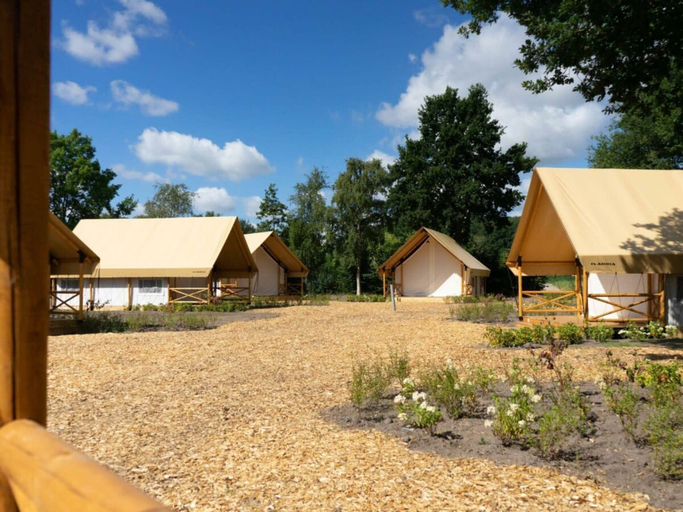 Others 4, Glamping Tent Luxe 4, Loon op Zand