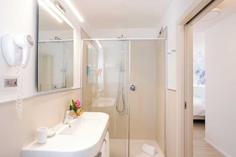 Bathroom 4, Hotel Eden, Trieste