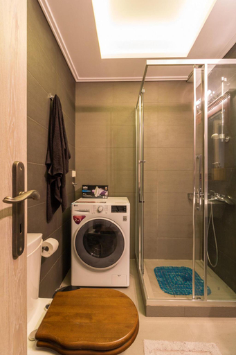 Bathroom 2, Comfortable and Spacious 2 bdr Apt, Attica