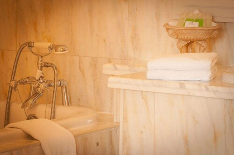 Bathroom 4, Butler Arms Hotel