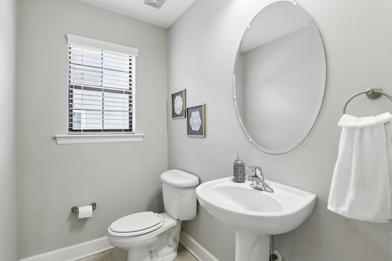 Others 4, Magical Townhome Near Disney w Resort Pool Access, Orange