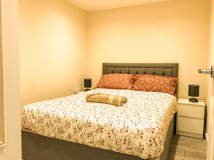 Others 3, Apartment Sleeps 4 With Parking, Gloucestershire