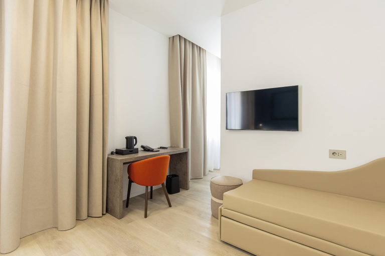 Others 5, MU21 Hotel, Napoli