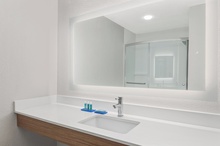 Bathroom 4, Holiday Inn Express & Suites BYRON by IHG, Peach