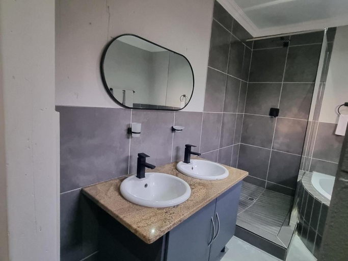 Bathroom 3, Kaleaba House on the Riverside, Fezile Dabi