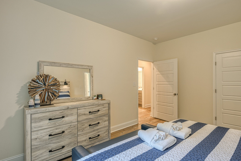 Others 2, Dog-friendly Lakefront Home With Dock, Game Room, Kayaks, hot Tub, & Firepit, Louisa