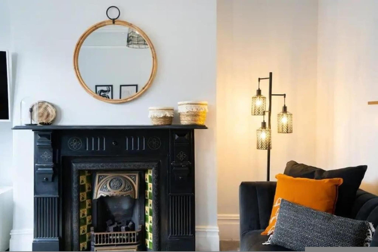 Others 4, Spacious 5BR Home for 12 Perfect for Groups, Leeds