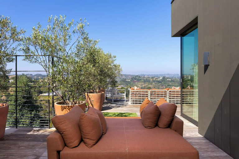 Others 2, Dolce Vista, Los Angeles