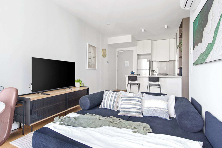 Others 3, Luxury CBD Stay, Pool, Spa & City Views, Melbourne