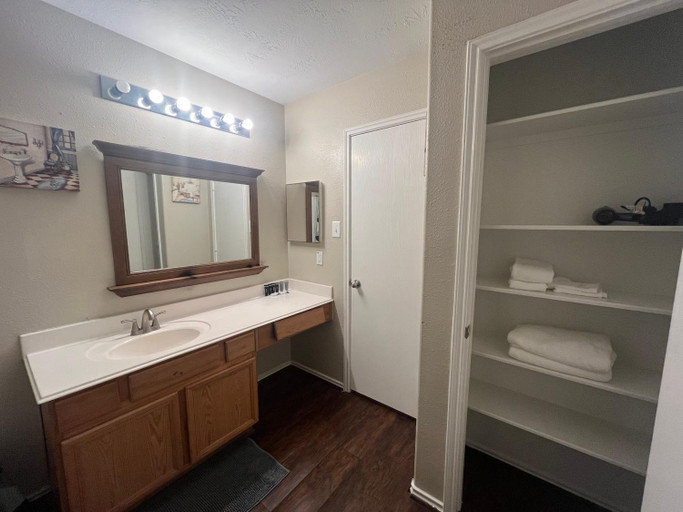 Bathroom 3, Spacious 3 bed/ 2 bathroom House in Conroe, TX, Montgomery