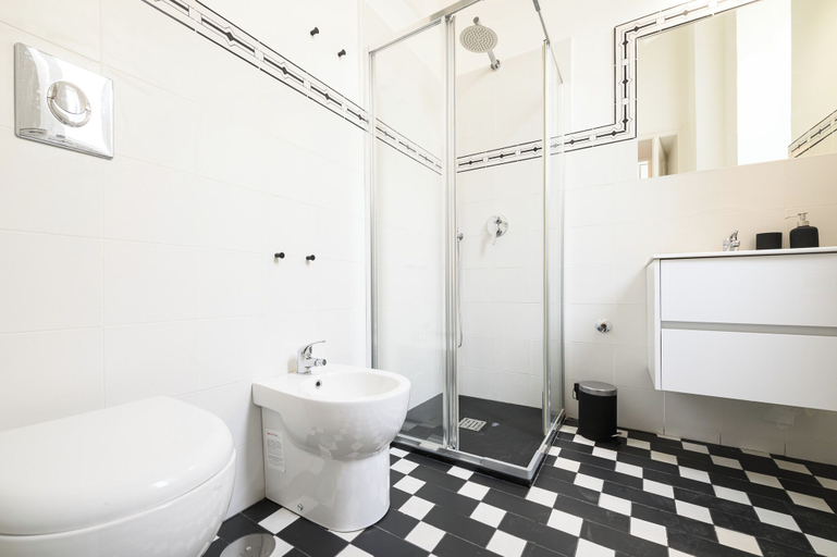 Bathroom, Viale Calascione 7, Napoli