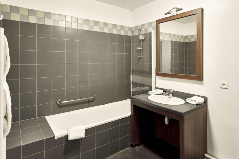 Bathroom 4, Zenitude Hôtel - Résidences Roissy Village, Val-d'Oise