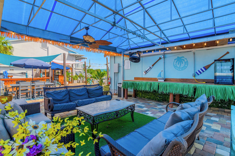 Food & Drinks 5, Latitude 26 Waterfront Resort & Marina, Lee