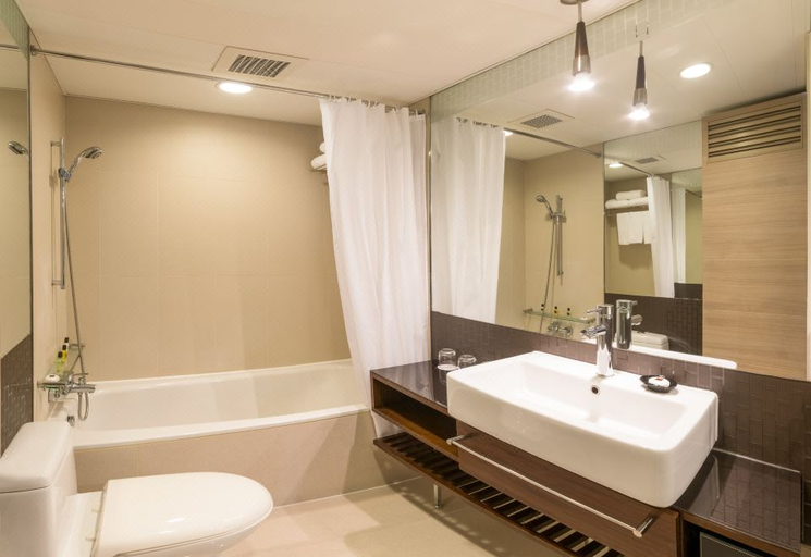 Bathroom 5, Kowloon Harbourfront Hotel, Kowloon