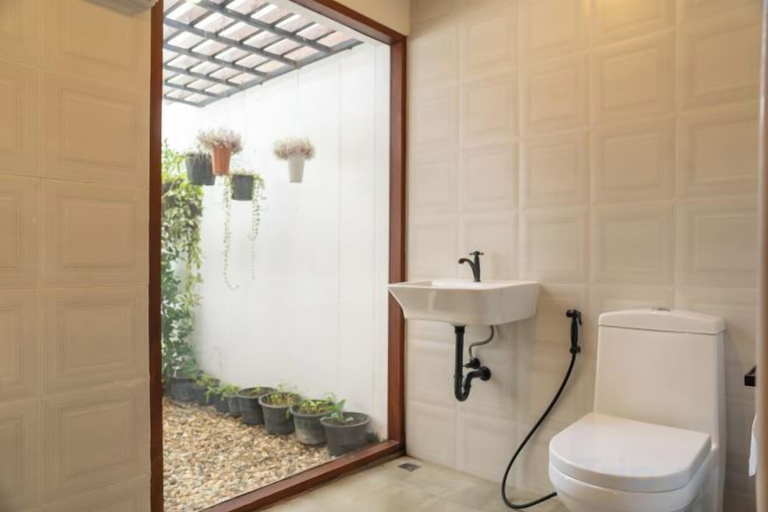 Bathroom, Phi Private Villa: Luxury 4 beds Riverside & Pool: Near old townBreakfast, Laundry, Free pickup, Muang Chiang Mai