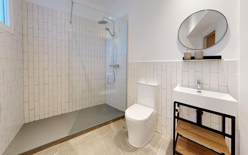 Bathroom 5, Ola Living Hostal Tetuan, Madrid