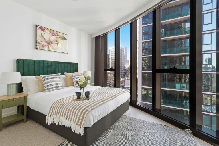 Others 4, Luxury CBD Stay, Pool, Spa & City Views, Melbourne