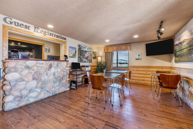 Public Area 2, Super 8 by Wyndham Cody, Park