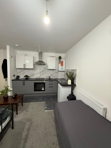Others 2, 2 Bedroom Apartment With Balcony, Double Bed & Single Bed in Living Room, Bournemouth