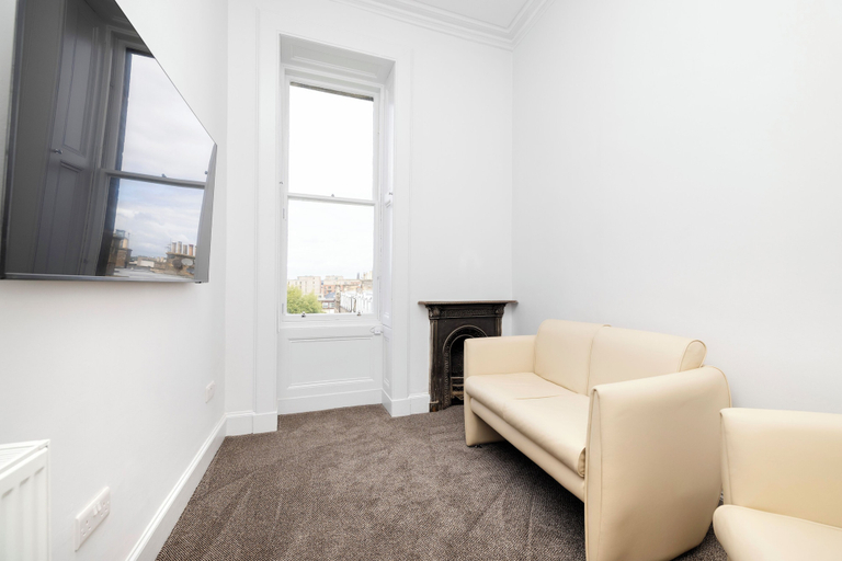 Others 3, Spacious City-Centre Home with Garden, Edinburgh