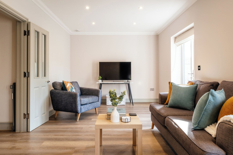 Others 2, Modern 3 BD House Surrounded by Greenery, Oxfordshire