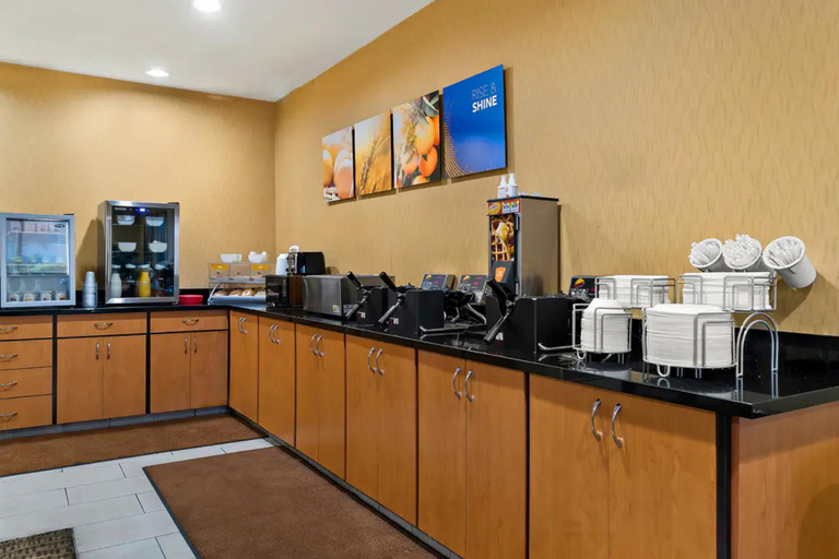 Food & Drinks, Comfort Suites Saginaw Area, Saginaw