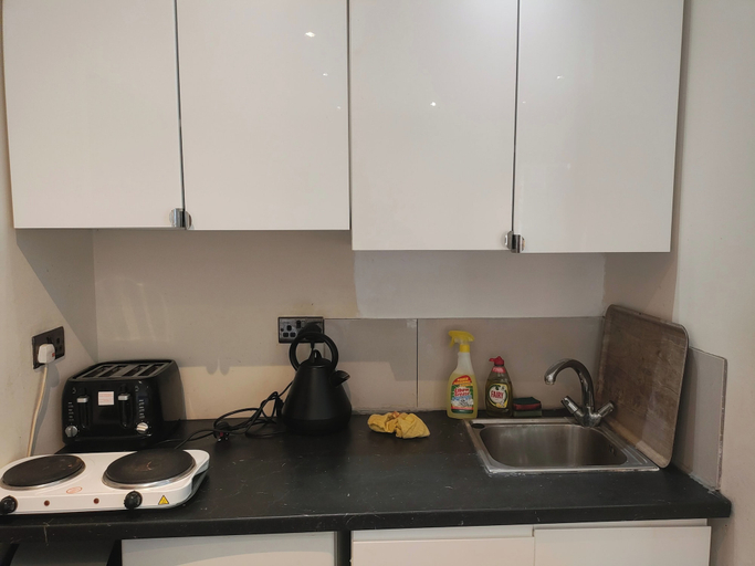 Others 3, Studio Sleeps 2 With Parking, London