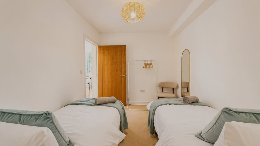 Others 3, Perfect Booking Bright 2 Bed Maisonette in Bath, Bath and North East Somerset