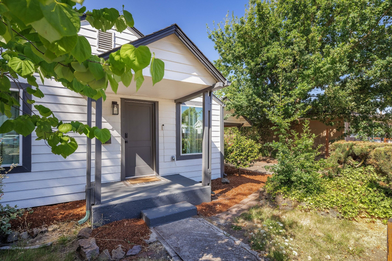 Others 5, West House - Minutes To Autzen 2 Bedroom Home, Lane