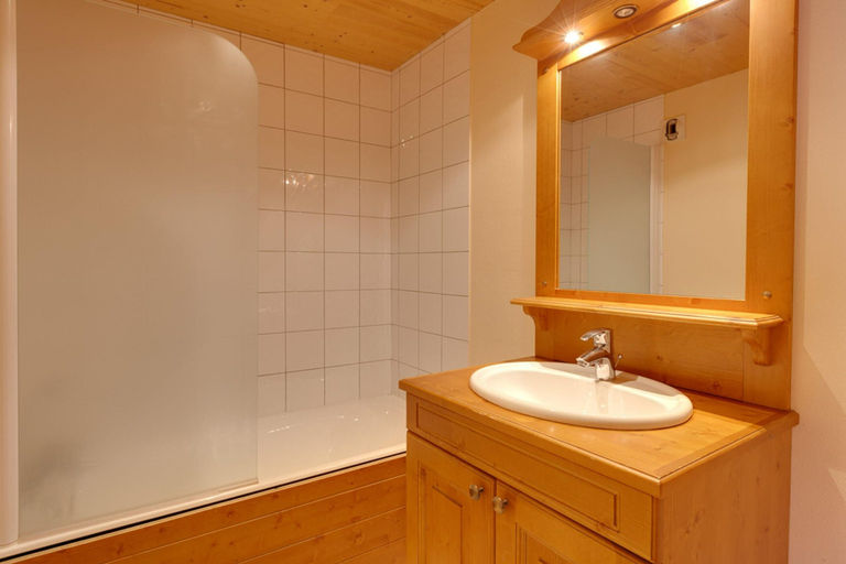 Others 4, Cosy Apartment 150 m From ski Slopes, Isère